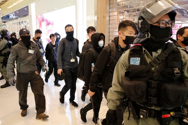 Los manifestantes se quejan de que Beijing y el gobierno de Lam están erosionando la autonomía. (AP)