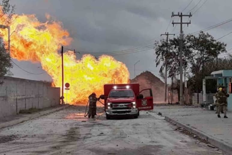 Por trabajos de construcción, un ducto de gas explotó en Reynosa, provocando pánico entre los habitantes. (ESPECIAL)