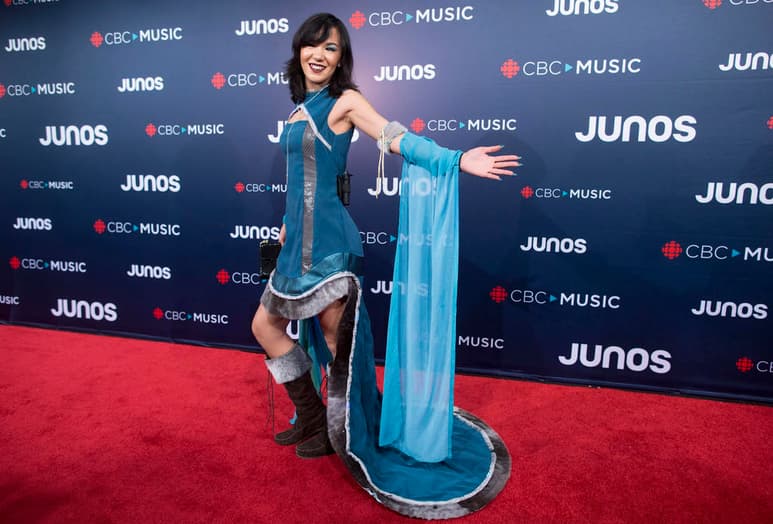 La cantante canadiense Kelly Fraser, quien ganó fama con su versión de la canción Diamonds, de Rihanna, cantada en inuktitut, murió a los 26 años. (AP)