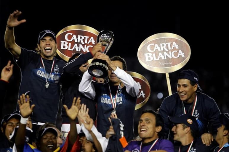 Humberto Suazo fue la gran figura de la final anotando tres goles en la serie por el título. (ARCHIVO)