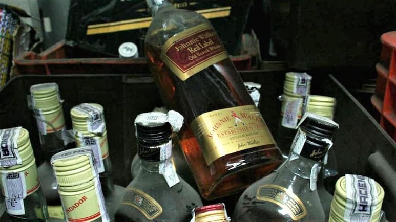 Entre las medidas de seguridad para comprobar la calidad de las bebidas alcohólicas está el revisar que la etiqueta del producto contenga el nombre y fecha de caducidad o de consumo preferentemente. (ESPECIAL)