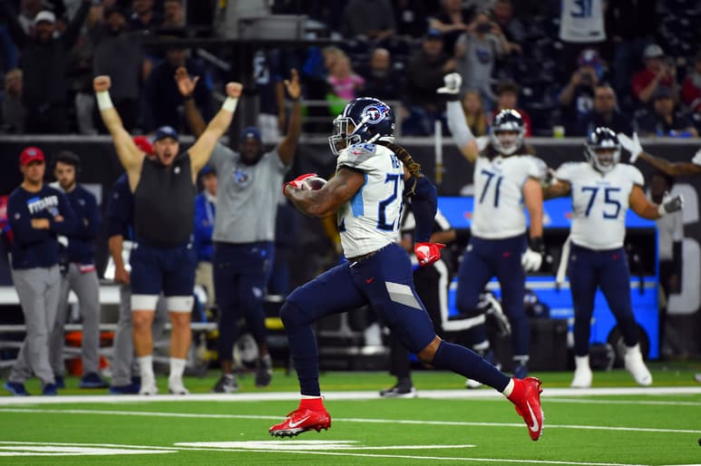 El corredor de los Titanes, Derrick Henry, se escapa para un touchdown de 53 yardas en el partido ante los Texanos. (AP)