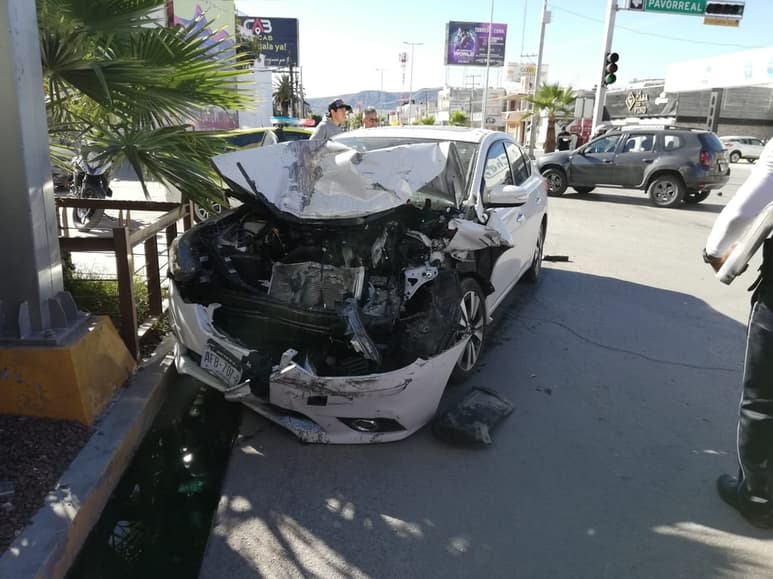 Por exceso de velocidad al no respetar alto, causa fuerte choque. (EL SIGLO DE TORREÓN)