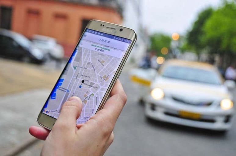 En cuanto al uso de aplicaciones de transporte privado, la Condusef sugiere usarlos en caso de emergencia, y en su lugar caminar o utilizar el transporte público. (ARCHIVO)