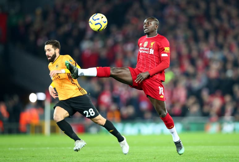 El delantero senegalés Sadio Mané (d) marcó el único gol del encuentro entre estas escuadras. (ESPECIAL) 