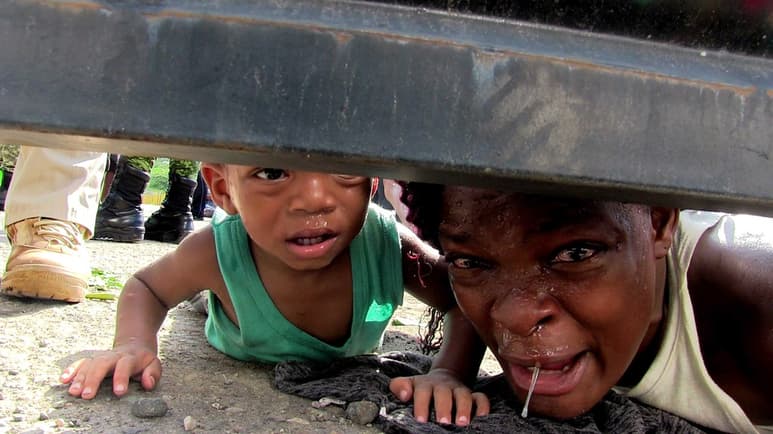 En un centro de detención de migrantes en Tapachula, hombres y mujeres exigieron ayuda, al ver a sus hijos enfermos y sin medicamentos. También se quejaron por la escasa comida. (EFE)