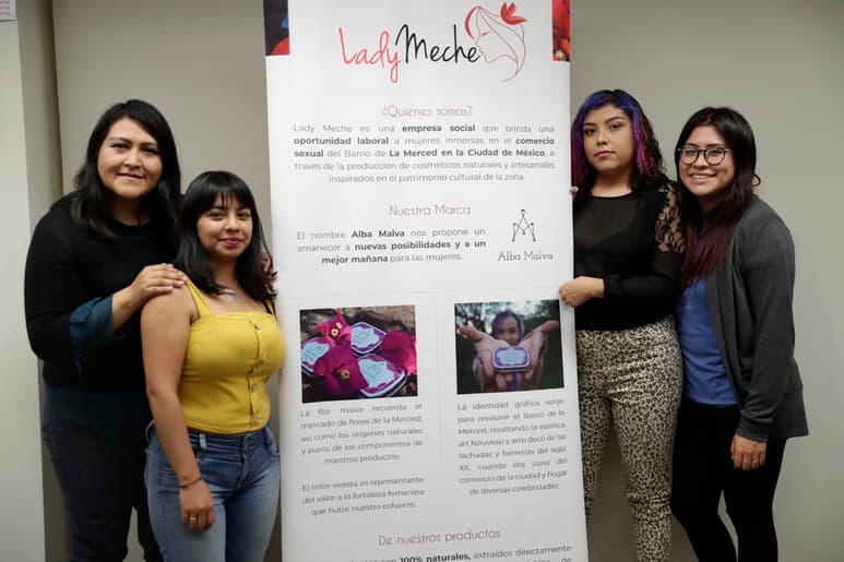 Desde hace cinco años, Natalia, Karina, Paulina y la profesora María Elena García inician la empresa Lady Meche. (EL UNIVERSAL)