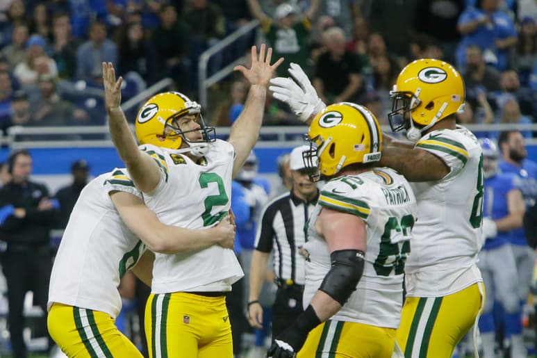Mason Crosby celebra tras anotar el gol de campo de la victoria. (AP)