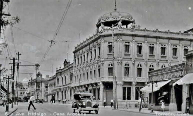 Así lucía en la década de los años veinte el entonces recién inaugurado Edificio Arocena del Centro de Torreón, uno de los inmuebles más emblemáticos de toda la Comarca Lagunera. (CORTESÍA)