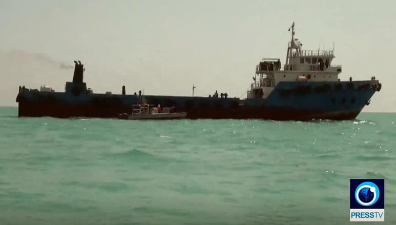 La Fuerza Naval del Cuerpo de los Guardianes de la Revolución iraní capturó hoy un buque cisterna extranjero que realizaba actividades de contrabando de combustible. (ARCHIVO)