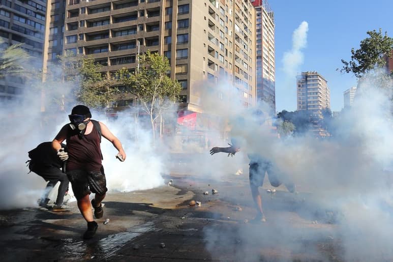 Solo seis municipios de Chile llevarán a cabo su habitual espectáculo pirotécnico y la capital carecerá de fuegos artificiales en la que será la festividad de fin de año más austera de las últimas décadas. (ARCHIVO)
