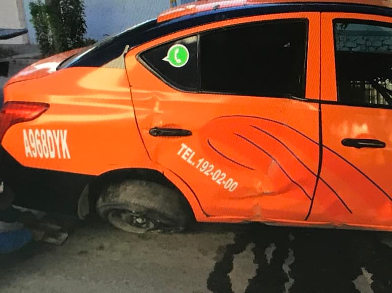 La unidad no respetó la señal de alto y fue impactada en su costado izquierdo por un automóvil Volkswagen Jetta, modelo 2005, color gris, el cual circulaba de sur a norte con preferencia por la avenida Juárez.
(EL SIGLO DE TORREÓN)