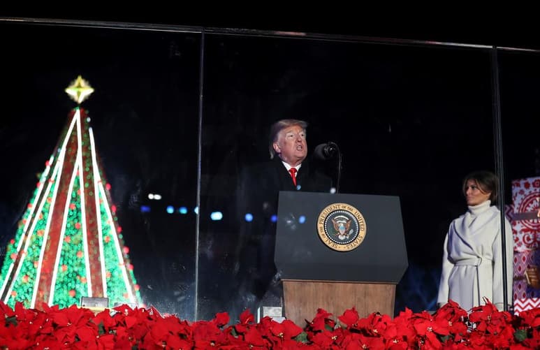 Subida salarial, día libre en Nochebuena y baja pagada de 12 semanas para padres y madres son los 'regalos' navideños impulsados por Trump. (ARCHIVO)