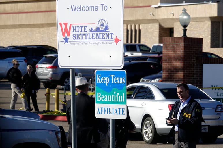 El secretario de Relaciones Exteriores, Marcelo Ebrard, descartó que haya víctimas mexicanas tras el tiroteo que se reportó el pasado domingo dentro de la iglesia West Freeway Church of Christ, en White Settlement, Texas. (AP)