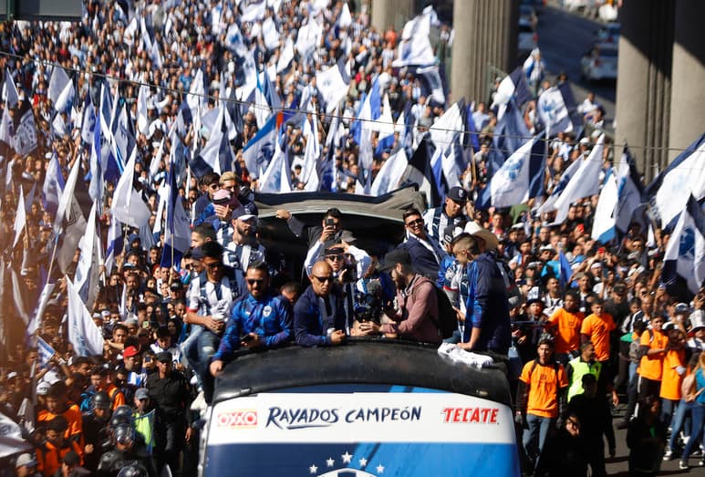 Cobijados por su afición, uno a uno los jugadores subieron a una tarima, desde donde agradecieron el apoyo y la confianza hacia el plantel. (JAM MEDIA)