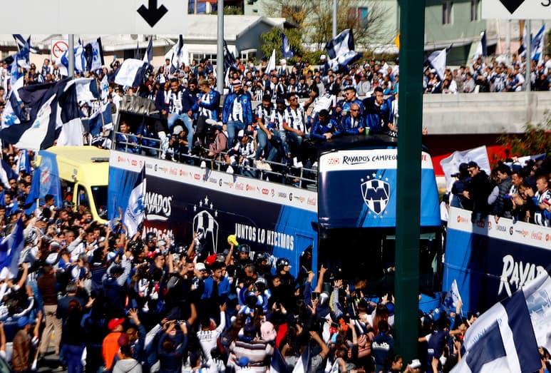 Los fieles seguidores de la escuadra regiomontana se dieron cita en las calles de la ciudad para ver a sus jugadores y al cuerpo técnico que encabeza el argentino Antonio Mohamed. (ESPECIAL)
