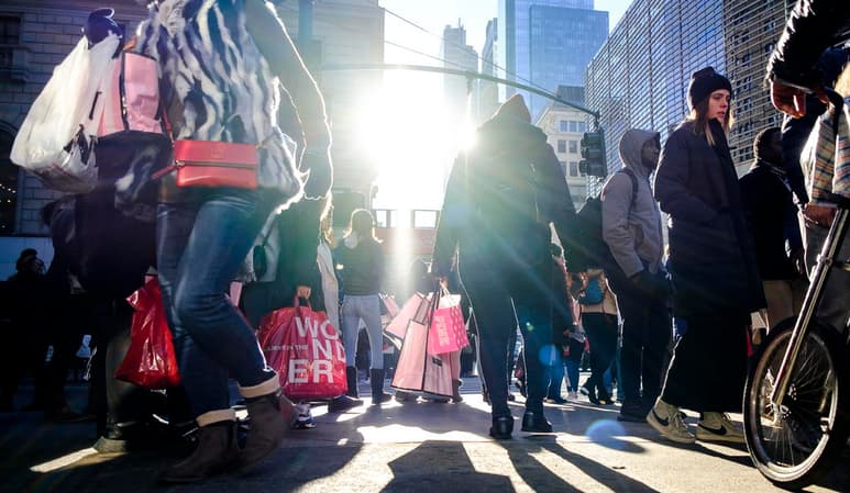 La institución apunta también que la llegada de inmigrantes continúa descendiendo. (ARCHIVO)