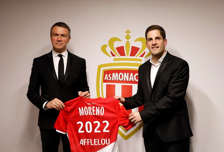 Robert Moreno (d) y el vicepresidente del Monaco, Oleg Petrov, durante la presentación del español. (EFE)