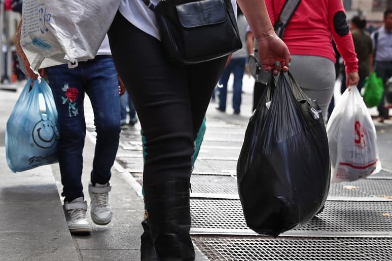 Detalló que las bolsas de plástico estarán prohibidas en todos los comercios. (AGENCIAS)