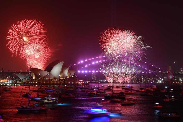 Media tonelada de fuegos pirotécnicos coordinados por música y espectáculos de luces encendidos en edificios aledaños, dieron la bienvenida a 2020. (EFE)