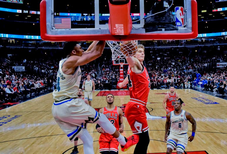 Giannis Antetokounmpo clava el balón durante el partido de ayer ante los Toros de Chicago. (AP)