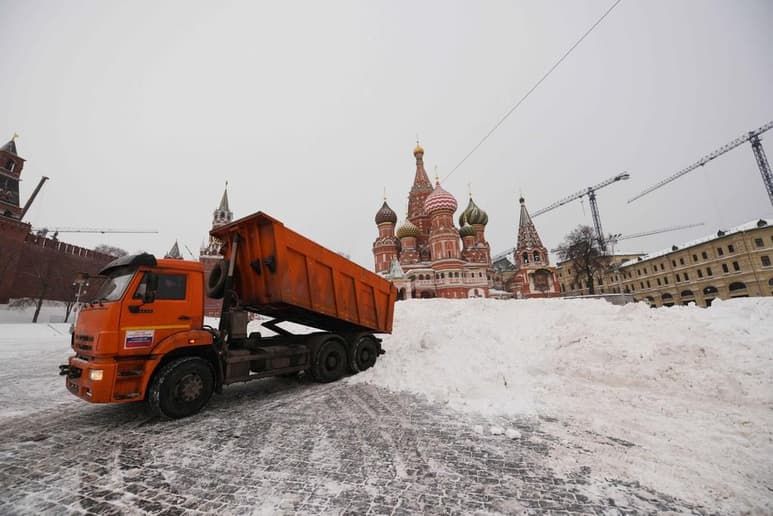 Se trata de nieve artificial producida con hielo cortado de las pistas de patinaje y esquí de las afueras de Moscú. (ARCHIVO)