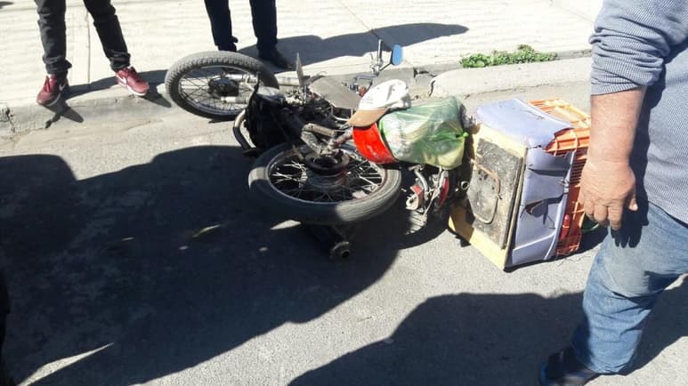 Según el reporte de las autoridades presentes, el hoy occiso caminaba sobre la carpeta asfáltica junto a su motocicleta de la marca Aprissa, modelo 2000, color negro.
(EL SIGLO DE TORREÓN)