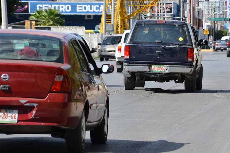 La Secretaría de Economía publicó el Decreto que regula la importación definitiva de vehículos usados provenientes de Estados Unidos y Canadá en el Diario Oficial de la Federación (DOF), el cual tendrá una vigencia hasta el 31 de diciembre de 2020. (ARCHIVO)