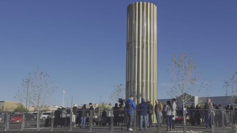 Las víctimas de la masacre ocurrida el 3 de agosto de 2019 en el Walmart de Cielo Vista de esta ciudad fronteriza son recordadas con el memorial “Gran Candela”, instalado frente al establecimiento, donde 22 barras de luz, el número de muertos que dejó el asesino solitario, permanecen encendidas día y noche. (ESPECIAL)