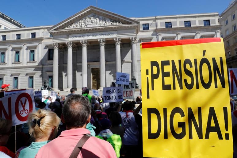 El aumento de la edad de jubilación a 65 años y 10 meses si se quiere partir con el cien por ciento de pensión entra en vigor en España este miércoles 1 de enero. (ARCHIVO)