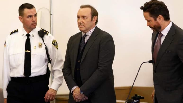 La demanda de agresión sexual presentada por un terapeuta de masaje contra el actor Kevin Spacey está por concluir, según documentos presentados en la corte federal el lunes. (ESPECIAL)