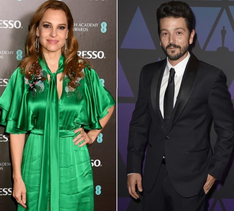 Pareja. Captan a los actores Diego Luna y Marina de Tavira en viaje familiar, fueron vistos en el Aeropuerto de CDMX.
