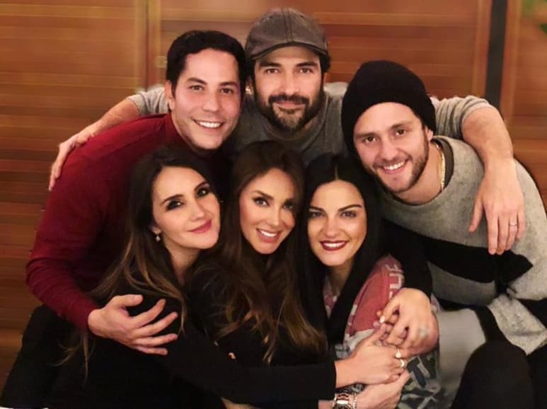 Muy felices. Christian, Alfonso, Anahí, Maite, Dulce María y Christopher se juntaron para despedir el año. (ESPECIAL)