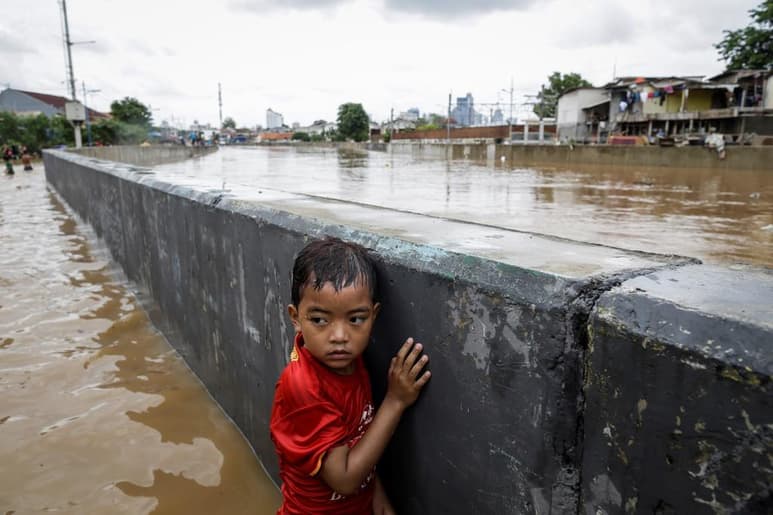 El número de muertos aumentó a 30 personas por las peores precipitaciones en la historia de Indonesia en más de una década. (ARCHIVO)