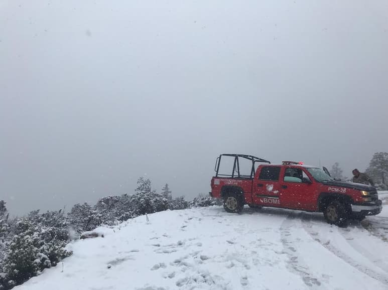 La nieve, mantiene cerrada la supercarretera Mazatlán- Durango, por lo que cientos de conductores se mantienen varados, en la caseta de peaje de Mesillas, en el municipio de Concordia, en espera que las cuadrillas logren abrir paso en ambos sentidos. (TWITTER)