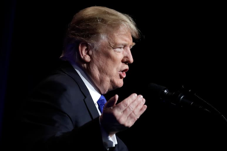 Trump además se dedicó este comienzo de año en Florida a jugar golf y criticar el juicio político que se llevará en su contra. (ARCHIVO)