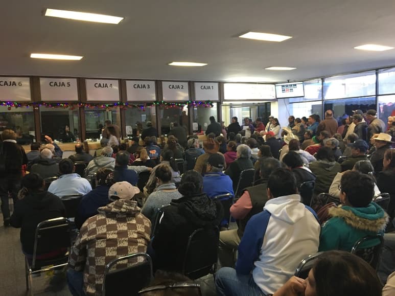 Casi dos mil personas de Gómez Palacio acudieron ayer a realizar el pago del impuesto predial. (FABIOLA P. CANEDO/EL SIGLO DE TORREÓN)