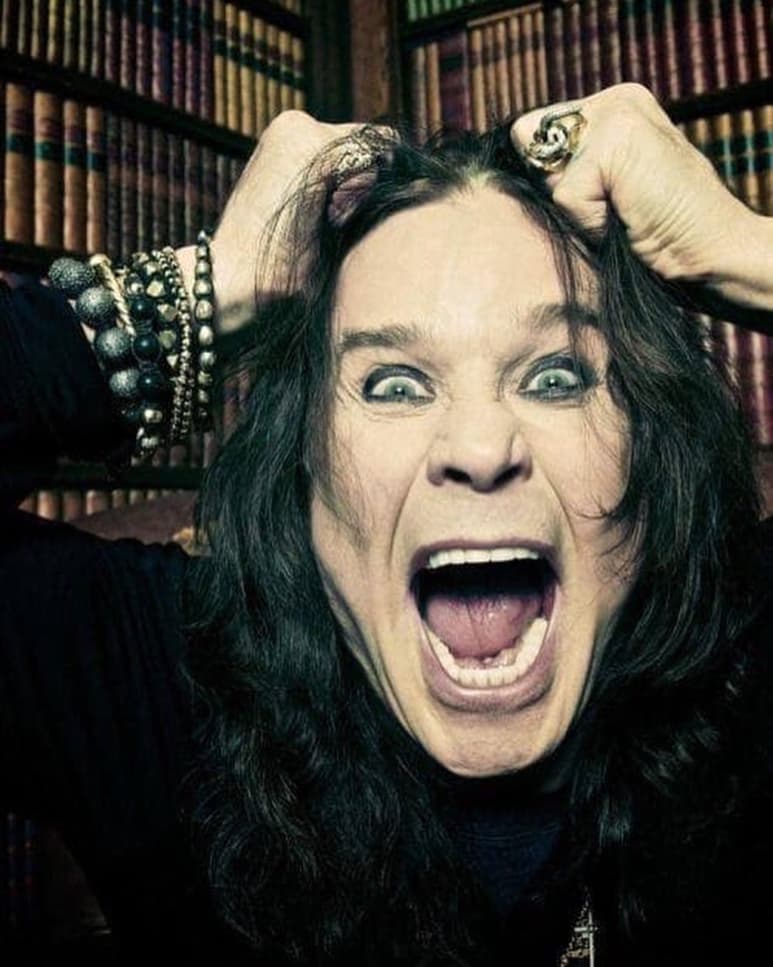 Sigue vivo. El cantante Ozzy Osbourne tomó con humor las versiones de que estaba 'agonizando', sube fotos de él a sus redes. (ESPECIAL)