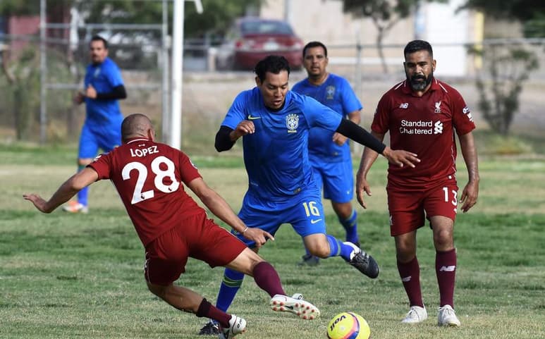 El balón volverá a rodar en esta competitiva liga que activa a centenares de laguneros cada fin de semana, en los campos de la región. (ARCHIVO)