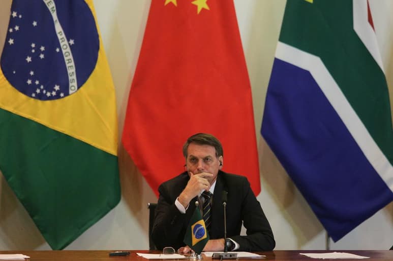 El presidente de Brasil, Jair Bolsonaro, admitió este viernes que el ataque de Estados Unidos en Irak que provocó la muerte del jefe de las fuerzas de élite iraní impactará en el precio de petróleo y podría 'complicar' el mercado de combustibles en Brasil. (ARCHIVO)