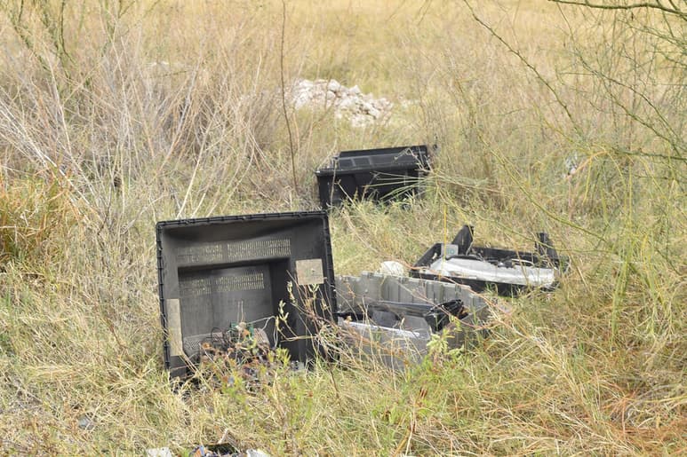 Tiran basura electrónica en la colonia Estrella