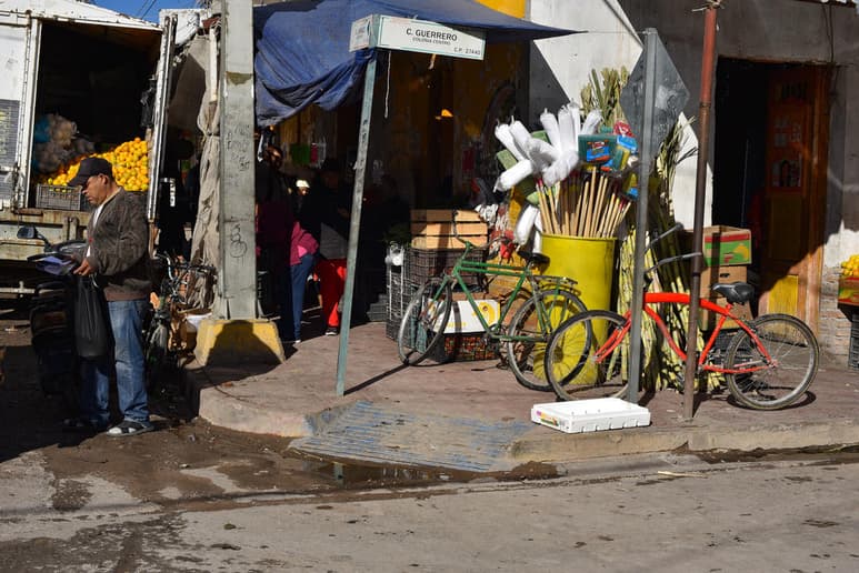 Las banquetas y las rampas para personas discapacitadas en Matamoros lucen obstruidas por distintos artículos y vendedores. (EL SIGLO DE TORREÓN)