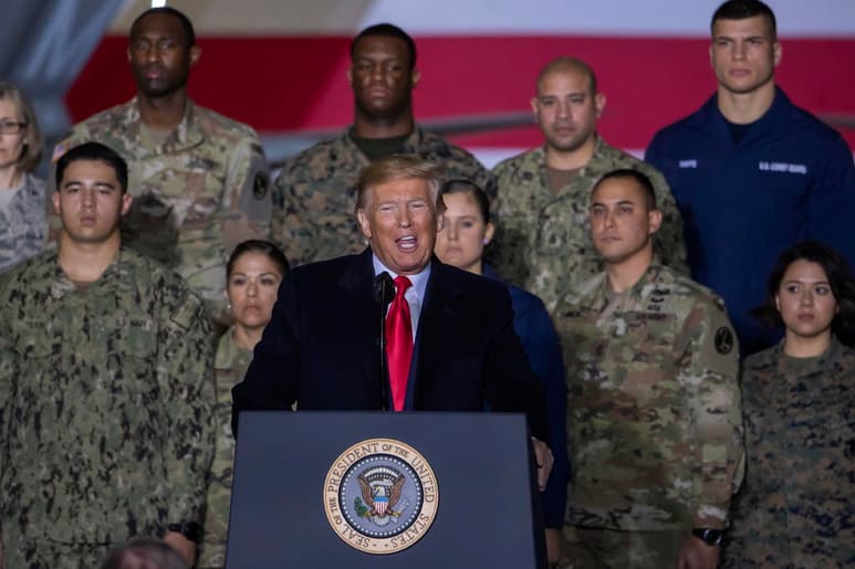 Hoy creció la polémica por unas declaraciones de Trump, que este sábado aseguró que, si Teherán toma represalias, bombardeará lugares de mucha importancia para 'Irán y la cultura iraní'. (ARCHIVO)