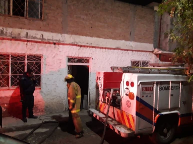 El fuego consumió un tocador y diversos objetos de valor de una de las recámaras del domicilio afectado. (EL SIGLO DE TORREÓN)