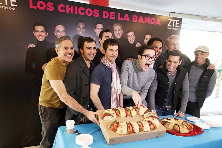 De buen humor. Los chicos de la banda compartieron con el equipo la tradicional rosca de reyes. (AGENCIAS)