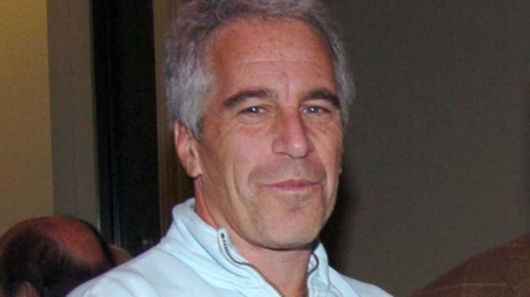 La cadena CBS publicó unas fotografías realizadas justo tras la muerte del multimillonario Jeffrey Epstein en su celda de una cárcel de Nueva York. (ARCHIVO)