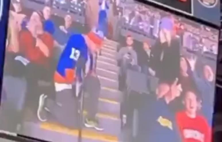 Los aficionados salieron en la 'Kiss Cam' algo que utilizó el hombre para gastarle una broma a su novia. (ESPECIAL)