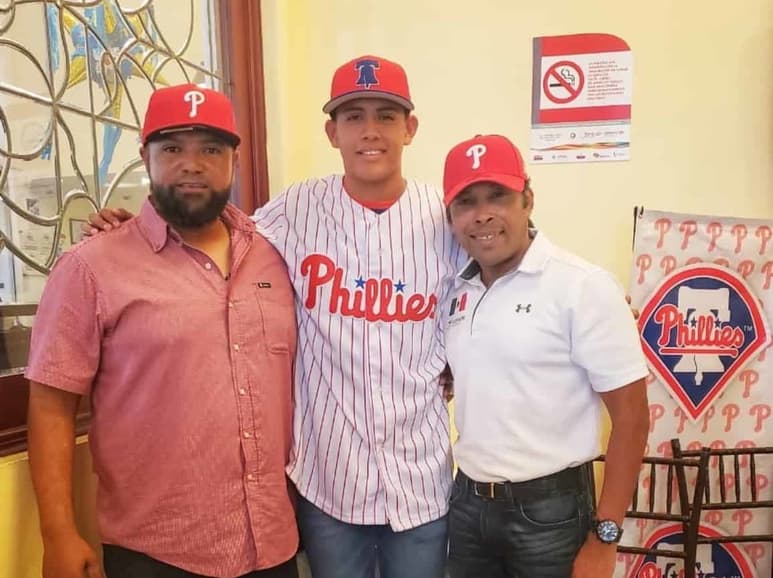 A sus 16 años de edad, el lanzador mexicano Jared Loyo (c), fue firmado por la organización de los Filis de Filadelfia. (Cortesía Probeis).