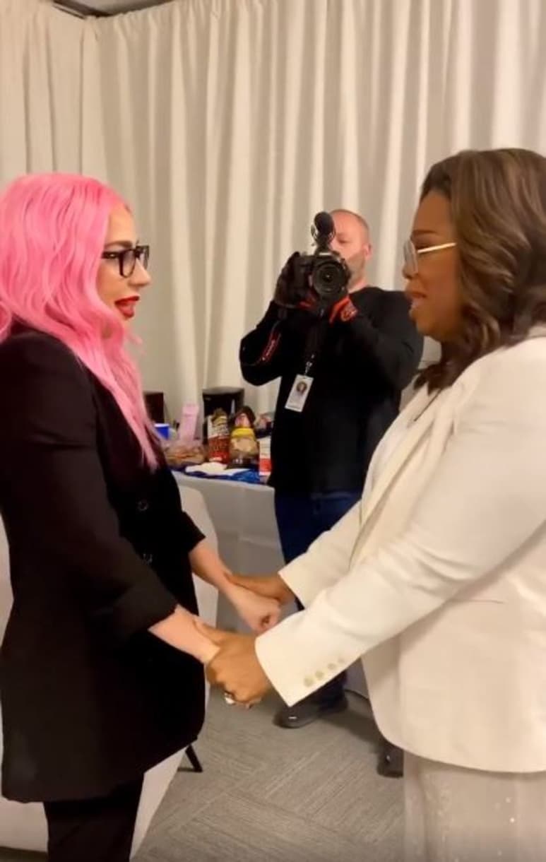 Experiencia. Muy conmovida por lo que le contaba Gaga, Oprah Winfrey le dijo, detrás de cámaras que era una mujer muy valiente. (ESPECIAL)