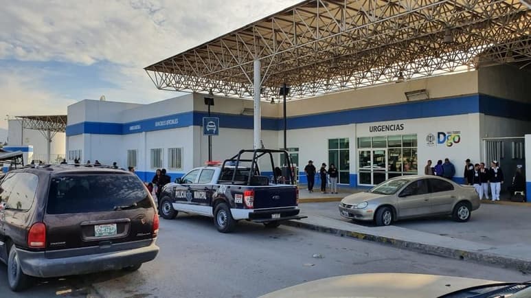 Afuera del hospital llegaron varias unidades de las diversas corporaciones de seguridad. (EL SIGLO DE TORREÓN)